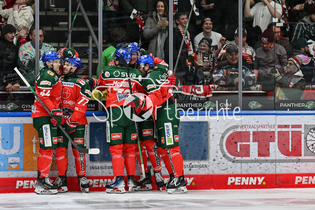 Augsburger Panther - Schwenninger Wild Wings | Jubel des AEV nach dem Treffer zum 4-2 druch Alexander OBLINGER (Augsburger Panther #50) / Freude / happy / Tor / torschuetze / DEL: Augsburger Panther - Schwenninger Wild Wings, Curt Frenzel Stadion am 02.02.2025