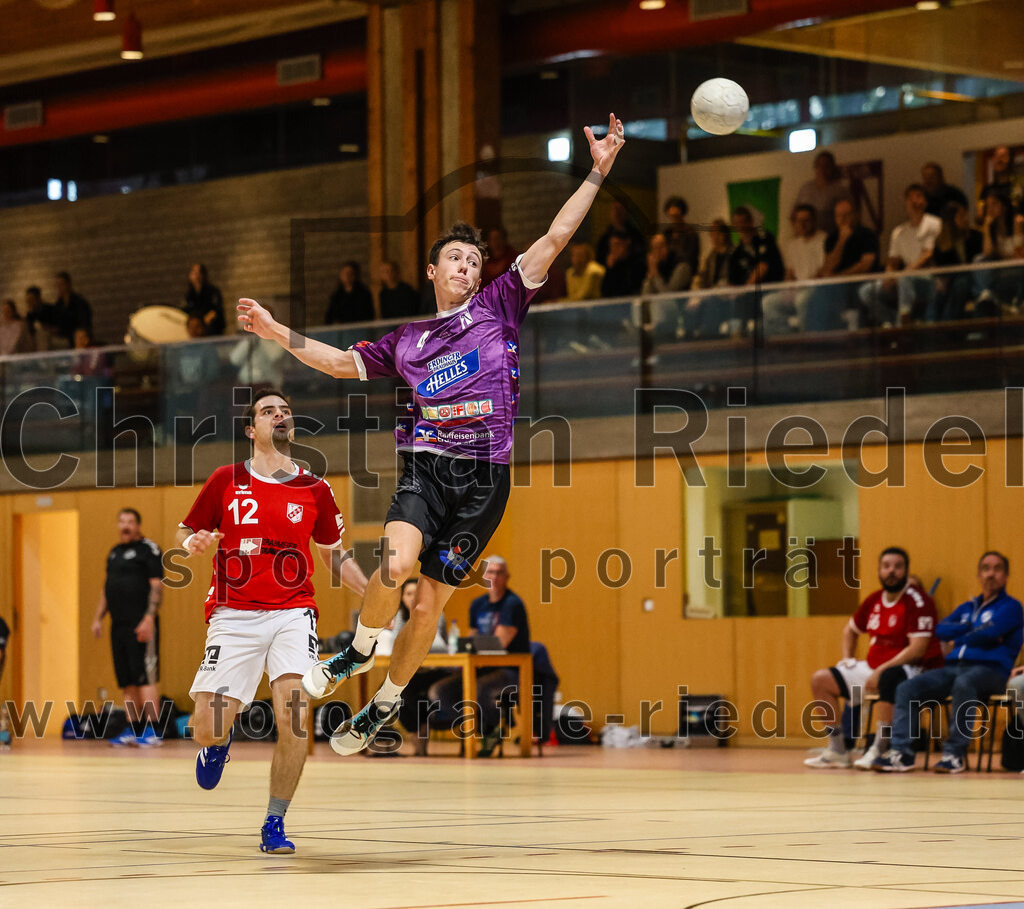 2024-10-20_048_SpVgg_Altenerding_II_gegen_TSV_Taufkirchen-Vils | Erding, Deutschland, 20.10.2024:Handball, Bezirksliga Männer Ost 2024 / 2025, 3. Spieltag, SpVgg Altenerding II gegen TSV Taufkirchen/Vils, Endergebnis: 15:20Martin Kolbinger (TSV Taufkirchen/Vils, #12), Markus Schorr (SpVgg Altenerding, #4)Foto: Christian Riedel / fotografie-riedel.net