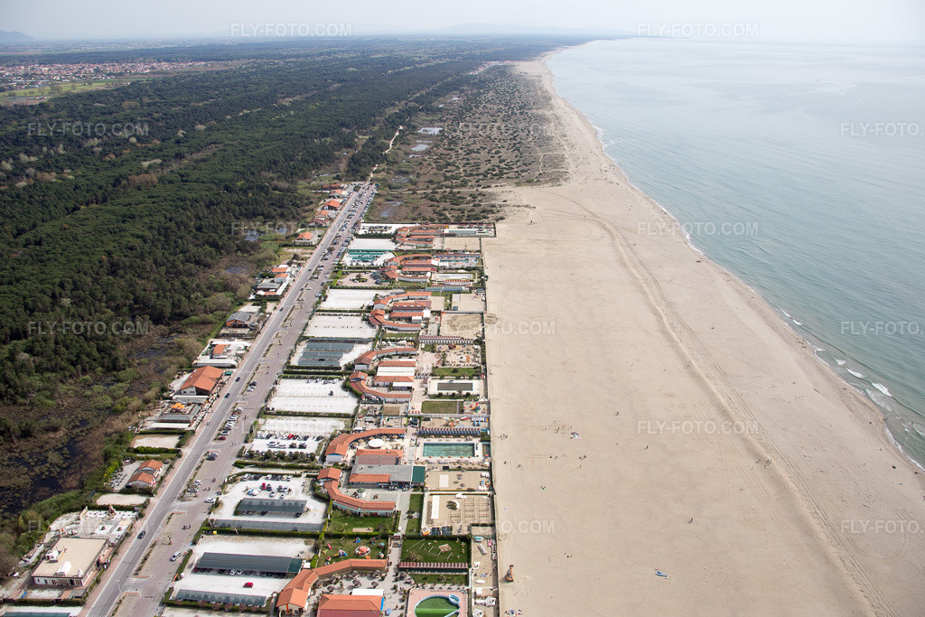 Aerial view: View of the town in Viareggio in the state Lucca, Italy. – Photo: IMG_086889.jpg taken on 04/03/2016 by Werner Riehm/FLY-FOTO.com – Resolution of the original: 5472 x 3648 px