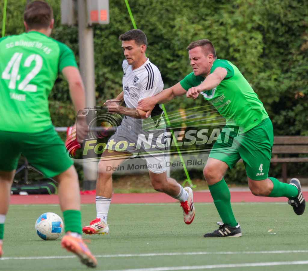 SC Bünde - TuS Bexterhagen | Auf dem Bild zu sehen: grün SC Bünde: ; weiß TuS Bexterhagen:  SC Bünde, TuS Bexterhagen, Saison 26/27, Testspiel, Hunnebrock, Deutschland - Realisiert mit Pictrs.com