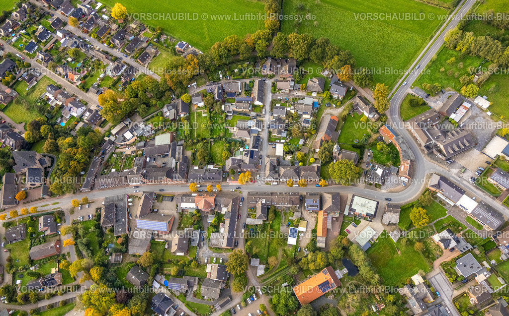 Hamminkeln241010918 | Luftbild, Wohnsiedlung Zingelstraße und Hauptstraße mit evang. Kirche Ringenberg, Hamminkeln, Niederrhein, Nordrhein-Westfalen, Deutschland