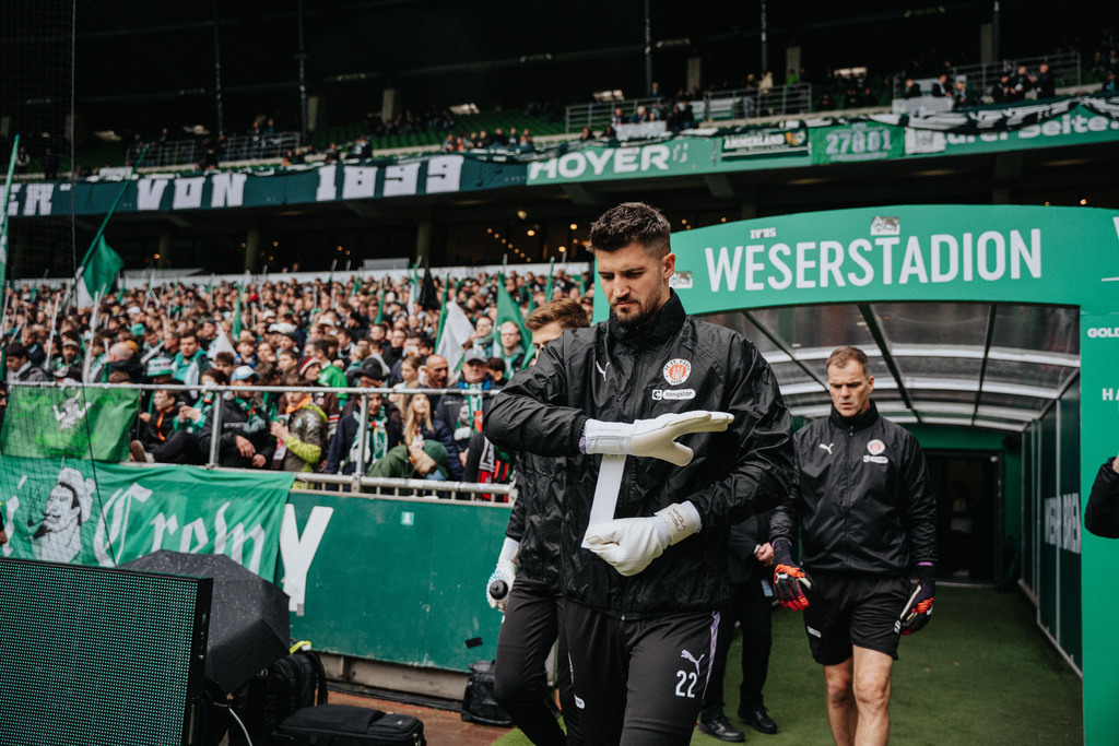 FCS03552 | Der offizielle Shop für FC St. Pauli Fotos. Wähle aus Spielszenen & Fanmomenten dein FCSP Wunschformat. Wir liefern Millerntor-Atmosphäre.