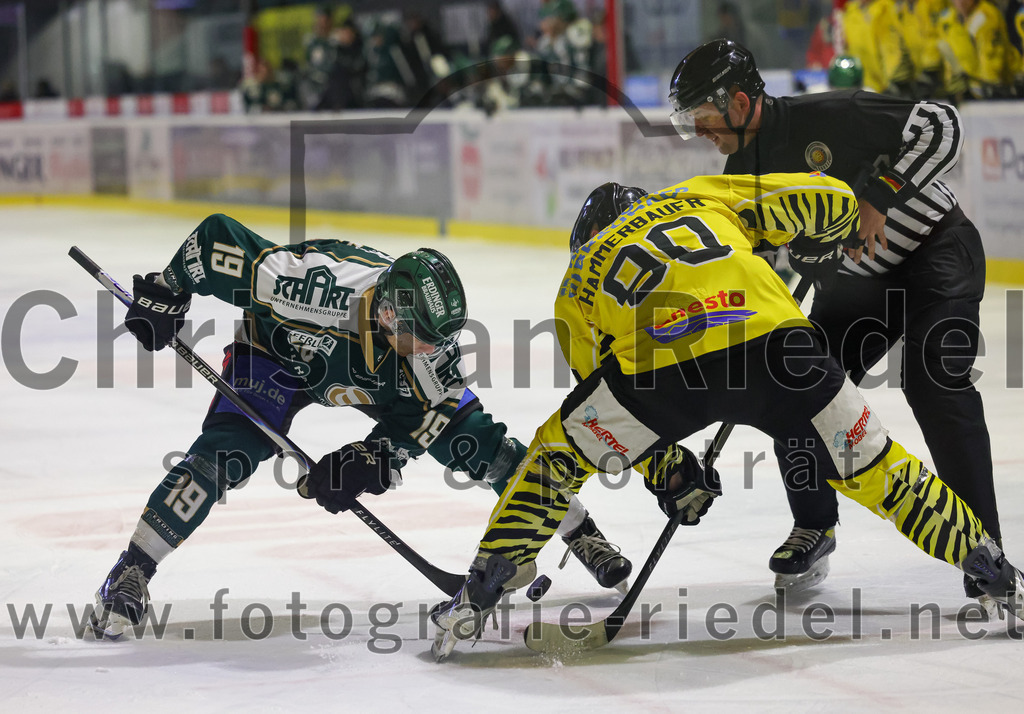 2025-12-28_074_TSV_Erding_gegen_onesto_Tigers_Bayreuth | Erding, Deutschland, 28.12.2025:Eishockey, Oberliga Süd 2025 / 2026, 31. Spieltag, TSV Erding gegen onesto Tigers Bayreuth, Endergebnis: 6:5 n.V.Dennis Henter (Erding Gladiators, #19), Jan Hammerbauer (onesto Tigers Bayreuth, #90)Foto: Christian Riedel / fotografie-riedel.net