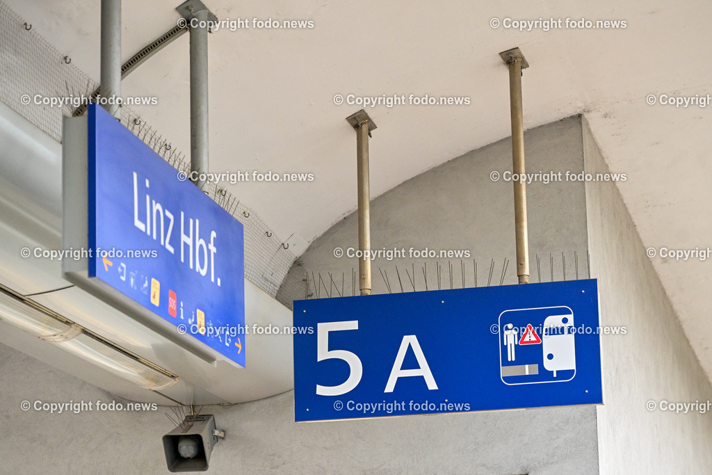 Hauptbahnhof Linz_ Bahnhofshalle_ Bahnsteig_ 26.12.2023-36 | 26.12.2023, Hauptbahnhof Linz, AUT, Bahnhofshalle und Bahnsteig, im Bild Bahnhofshalle, Bahnsteig, Zug, Fahrgaeste, Ticket, Ticketautomat, OEBB, Reisende, Gepaeck, Railjet, Westbahn, ICE, DB, Schild, Anzeigetafel, Linz