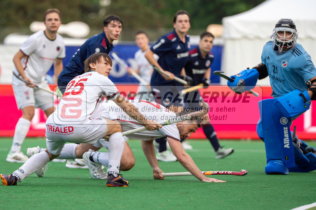 Final4_20240518-2011-0101 | Bonn, Deutschland, 18.05.2024: Nicolas Acosta (Crefelder HTC), Masi Pfandt (Crefelder HTC), Adrian Rafi (Mannheimer HC) in Aktion waehrend des Spiels der Deutsche Feldhockey-Meisterschaften 2024 zwischen Final 4 Herren Mannheimer HC - Crefelder HTC im Bonner THV am 18.05.2024 in Bonn, Deutschland. (Foto von Stephan Fehrmann)

Bonn, Germany, 18.05.2024: Nicolas Acosta (Crefelder HTC), Masi Pfandt (Crefelder HTC), Adrian Rafi (Mannheimer HC) in action during the game of Deutsche Feldhockey-Meisterschaften 2024 between Final 4 Herren Mannheimer HC - Crefelder HTC in Bonner THV at 18.05.2024 in Bonn, Deutschland. (Foto from Stephan Fehrmann)