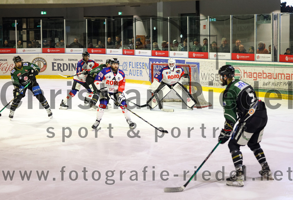 2023-01-22_096_Eishockey_TSV_Erding_gegen_ESC_Dorfen | Erding, Deutschland, 22.01.2023:
Eishockey, Bayernliga 2022 / 2023, 29. Spieltag, TSV Erding gegen ESC Dorfen, Endergebnis: 6:2

Daniel Krzizok (Erding Gladiators, #18), Fabian Kanzelsberger (ESC Dorfen, #25), Thomas Plihal (Erding Gladiators, #39), Gasper Susanj (ESC Dorfen, #28), Torwart Maximilian Englbrecht (ESC Dorfen, #45), Florian Zimmermann (Erding Gladiators, #5)

Foto: Christian Riedel / fotografie-riedel.net