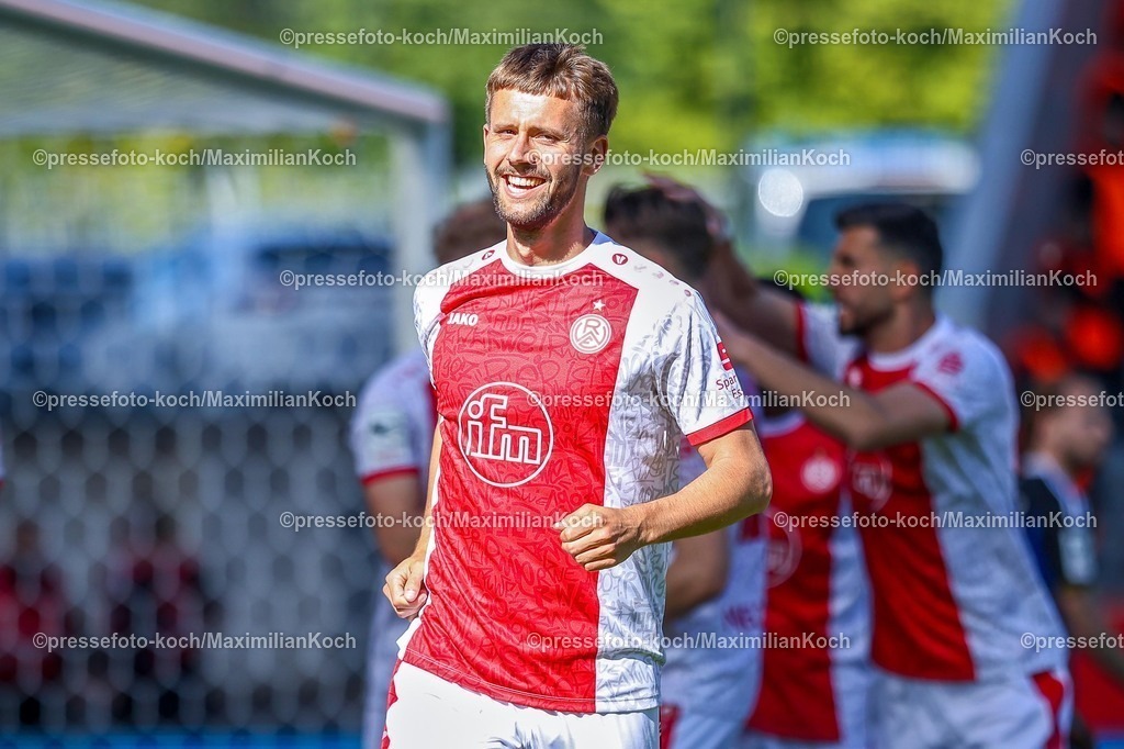 xKWIx26042601004 | 2026.04.26, xkwix, Fußball, 3.Liga, Rot-Weiss Essen - 1. FC Saarbrücken, Stadion an der Hafenstraße, 35.Spieltag, Saison 2025 / 2026: Torschuetze zum 1:0 Torben Müsel (Rot-Weiss Essen #26) jubelnd DFB regulations prohibit any use of photographs as image sequences and or quasi-video. Photo: xKamilxWilkowskixPressefotoKochx