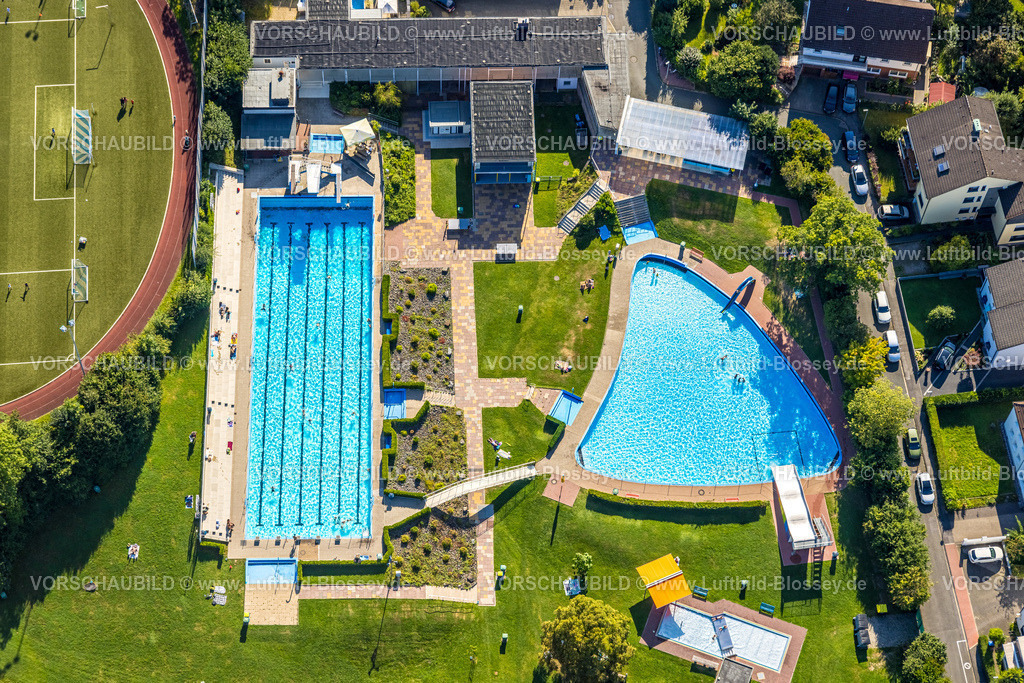 Sprockhoevel240810907 | Luftbild, Freibad und Nichtschwimmerbecken mit Rutsche, Badegäste auf der Liegewiese, Niedersprockhövel, Sprockhövel, Ruhrgebiet, Nordrhein-Westfalen, Deutschland