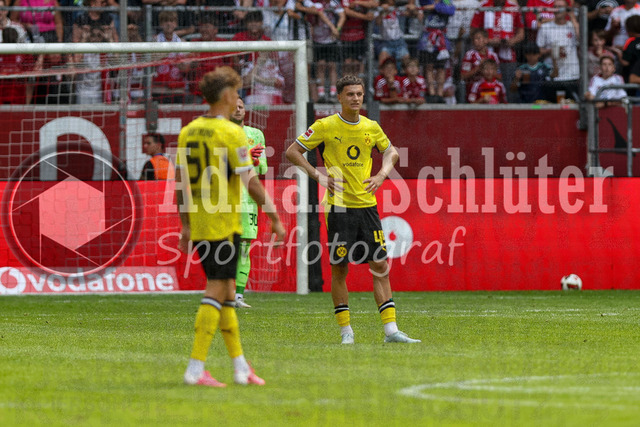 25.07.2026, GER, Fussball, Herren, Vorbereitungsspiel, Saison 2026/2027, Fortuna Düsseldorf - Borussia Dortmund | Luca Reggiani (BVB) ist enttäuscht nach dem Gegentor