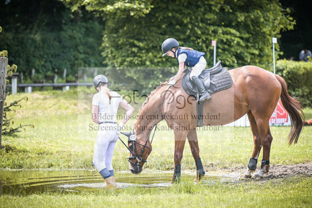 DOS_5212 | Entdecke hochwertige Reitturnierfotos von Foto Oger. Professionell, emotional und authentisch – jetzt Lieblingsmomente im Shop bestellen.Deutschlandweite Turnierfotografie. - Realisiert mit Pictrs.com