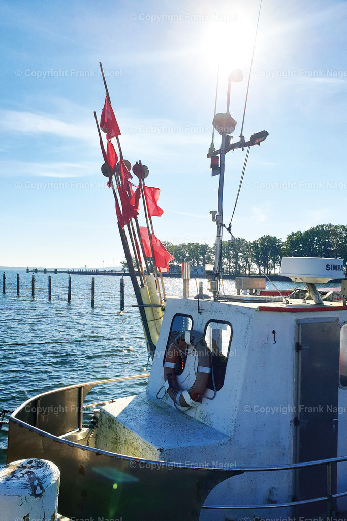 Fischkutter mit Stellnetzen | dataxp - Realisiert mit Pictrs.com