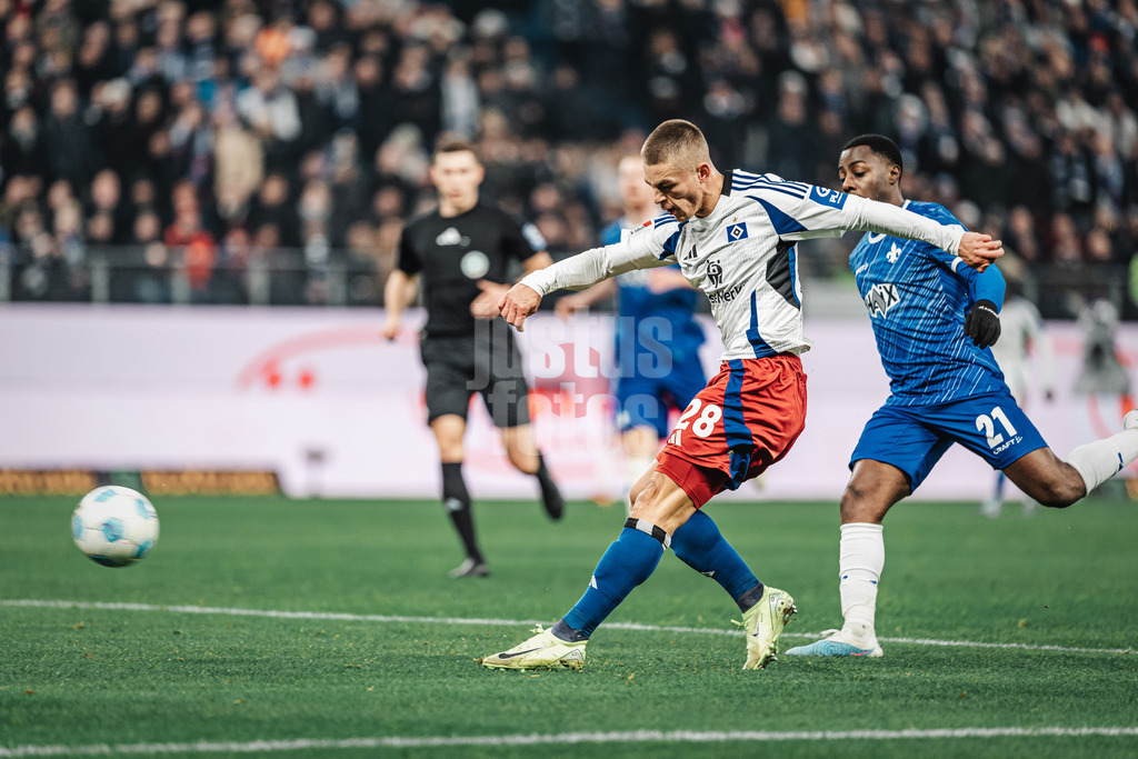 Fußball | Männer | Saison 2024/2025 | 2. Fußball-Bundesliga | 15. Spieltag | Hamburger SV vs. SV Darmstadt 98 | 08.12.2024 | Miro Muheim (#28, HSV) beim Torschuss
