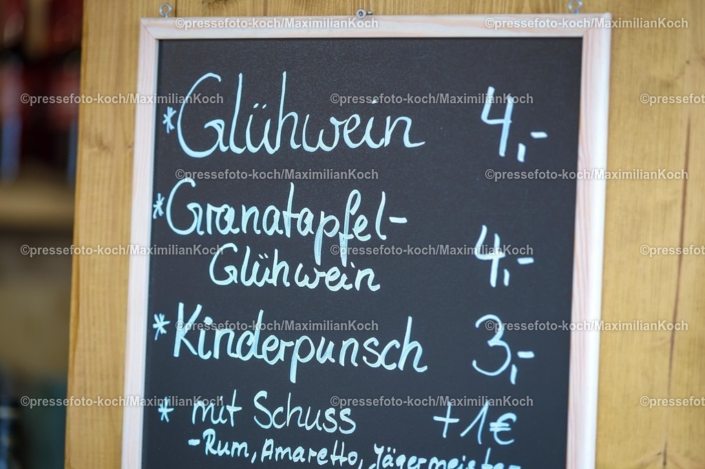 CR29112501031 | 29.11.2025, Castrop-Rauxel, Pünktlich zur Vorweihnachtszeit öffnen die ersten Weihnachtsmärkte in Nordrhein-Westfalen. Eindrücke rund um den Weihnachtsmarkt auf dem Hof Menken in Castrop-Rauxel. Tafel Preistafel Schriftzug Glühwein Kinderpunsch Preise 