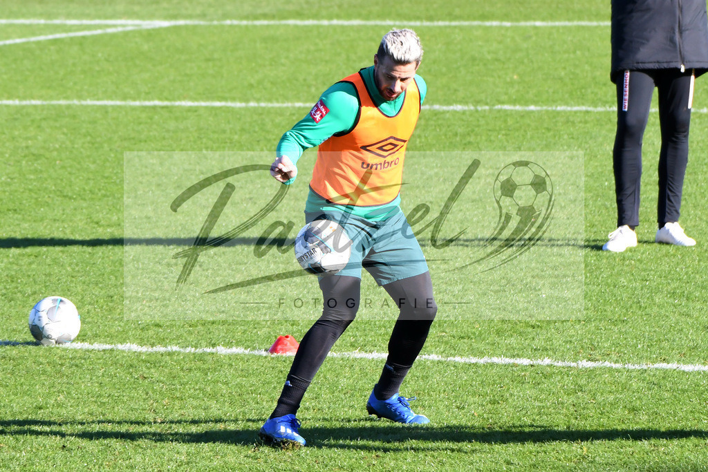 20200205_TRASVW_0072 | Fußball, Herren: Claudio Pizarro (SV Werder Bremen) in Aktion, am Ball, Einzelaktion waehrend der Trainingseinheit des SV Werder Bremen im Wohninvest Weserstadion am 05.02.2020 in Bremen, Deutschland. - Realisiert mit Pictrs.com