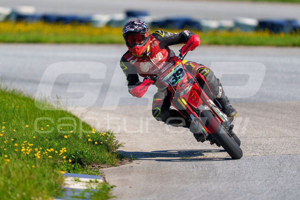 SuperMoto_Staatsmeisterschaft_Greinbach_287 | GRIPcapture steht für authentische Sportfotografie in Österreich – für Momente, die mehr sind als Geschwindigkeit oder Ergebnis. Es geht um Emotion, Spannung, Fokus und den Augenblick, der oft nur einen Wimpernschlag dauert.Ob Motorsport, Teamsport oder 