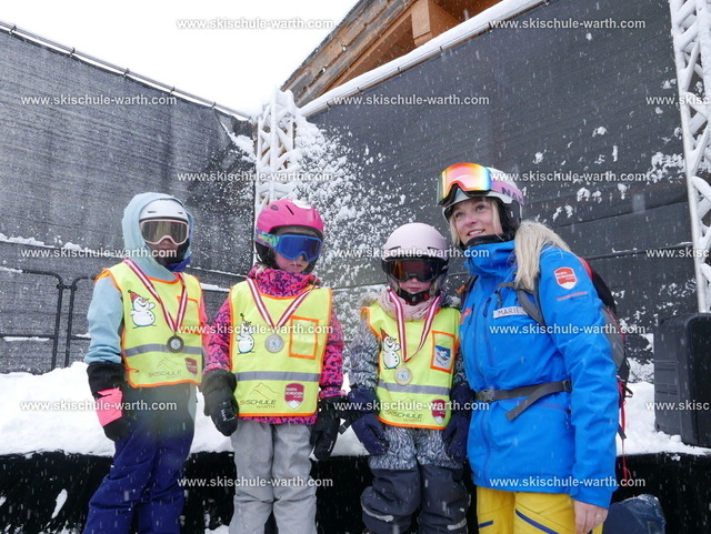 Gruppe Marie.B | Photos von der Skischule Warth - Realisiert mit Pictrs.com