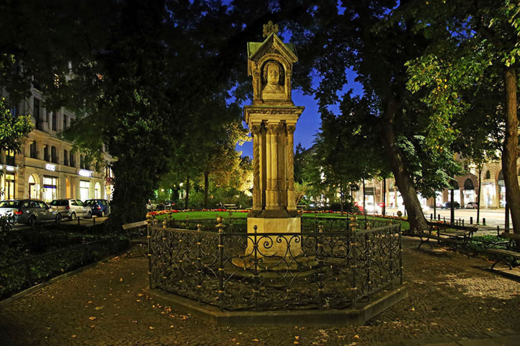Foto: Leipzig - Altes Bach-Denkmal | Das Team hinter BILDLEXIKON LEIPZIG bündelt historische wie aktuelle Informationen über die Stadt Leipzig in Text und Bild auf einer Plattform und stellt diese der interessierten Öffentlichkeit zur Verfügung.