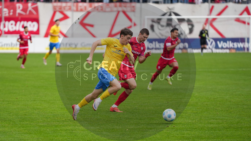 Fußball, Herren, Saison 2025/2026, Regionalliga Nordost, 14. Spieltag, FSV Zwickau vs. FSV 63 Luckenwalde, Samstag 01.11.2025, GGZ-Arena Zwickau | Fußball, Herren, Saison 2025/2026, Regionalliga Nordost, 14. Spieltag, FSV Zwickau vs. FSV 63 Luckenwalde, Samstag 01.11.2025, GGZ-Arena Zwickau, Im Bild: Tim Maciejewski (l. Luckenwalde) und Sonny Ziemer (r. Zwickau) - Realisiert mit Pictrs.com