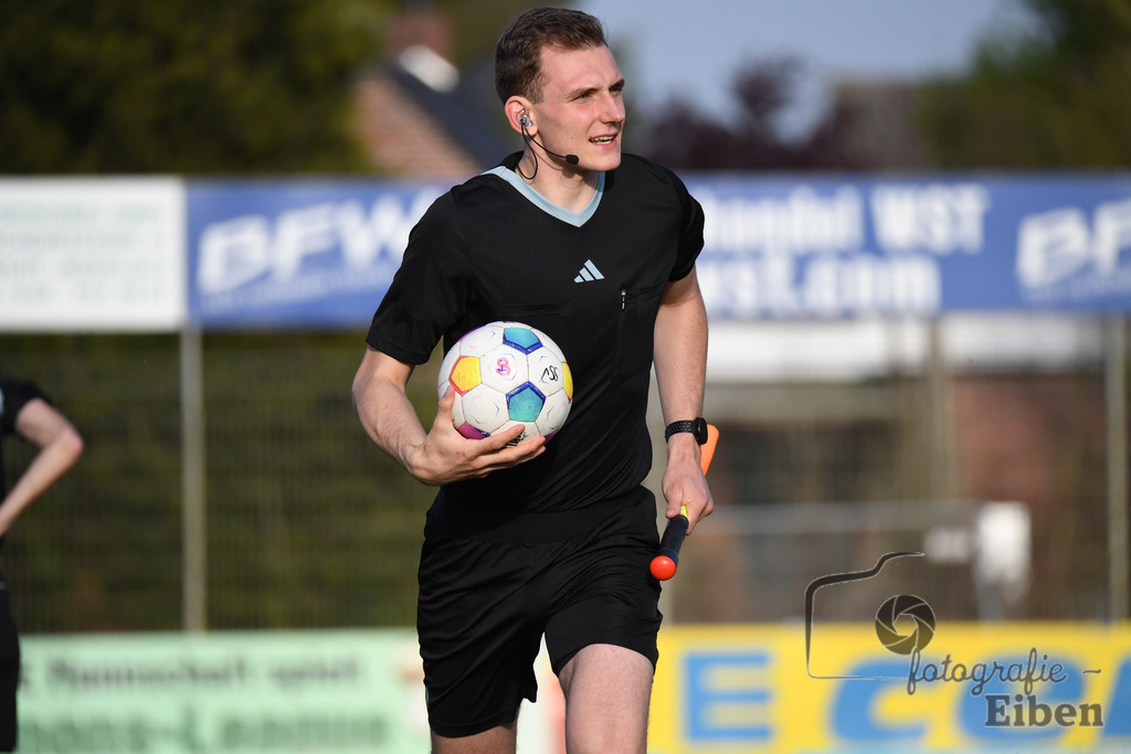 SSV Jeddeloh-SV Drochtersen/Assel | Herren Regionalliga; SSV Jeddeloh (blau)-SV Drochtersen/Assel (rot) am 30.04.2024; in Jeddeloh (53-Acht Arena), Photo: Philip Eiben 2024 - Realisiert mit Pictrs.com