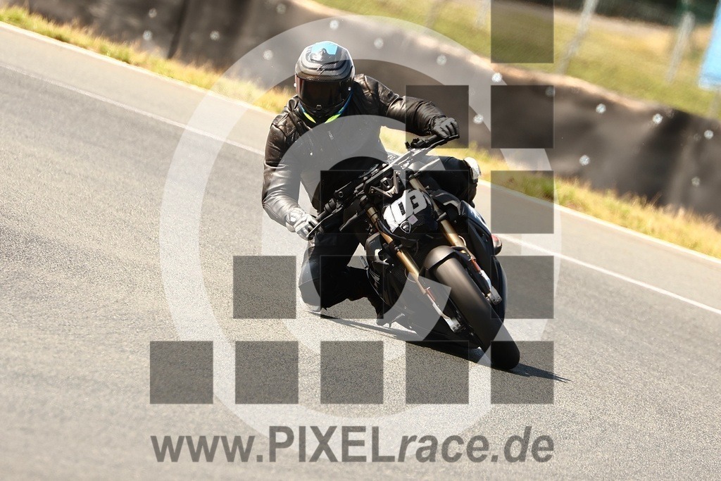 0103-20250719_11662 | Schöne Erinnerungen an spannende Momente - das festzuhalten ist unser Job. PIXELrace.de ist seit 2003 auf den Rennstrecken Europas unterwegs um die Action draußen beim Fahren und die wunderbare Stimmung imm Fahrerlager für euch einzufangen.