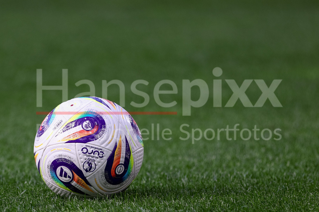 Fussball, DFB-Pokal Finale Frauen, FC Bayern München - SV Werder Bremen | Der Spielball liegt auf dem Spielfeld, Rasen, Gras, Boden, UEFA Women s Euro2024, Konektis, adidas, Pro, Precisionshell, Speedshell, Symbolfoto, Symbol, Symbolbild Fussball, Fußball, Ball, Offizieller Ball, Offizieller Spielball, Offical Match Ball, Offical Matchball, DIE DFB-RICHTLINIEN UNTERSAGEN JEGLICHE NUTZUNG VON FOTOS ALS SEQUENZBILDER UND/ODER VIDEOÄHNLICHE FOTOSTRECKEN. DFB REGULATIONS PROHIBIT ANY USE OF PHOTOGRAPHS AS IMAGE SEQUENCES AND/OR QUASI-VIDEO.