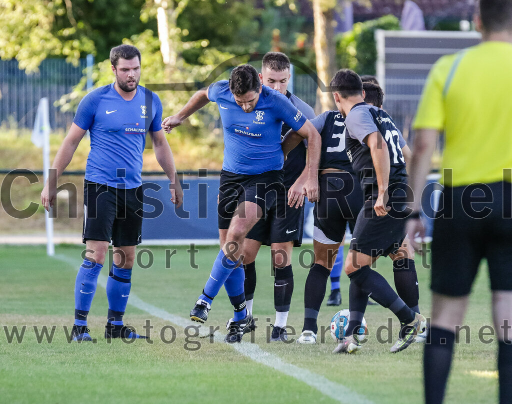 2023-07-14_028_FC_Langengeisling_gegen_FC_Velden-Eberspoint | Erding, Deutschland, 14.07.2023:
Fußball, Bezirksliga Oberbayern Ost 2023 / 2024, Testspiel, FC Langengeisling gegen FC Velden-Eberspoint, Endergebnis: 5:0

Martin Breiteneicher (FC Velden-Eberspoint, #17), Kilian Stenzel (FC Langengeisling, #32), Maximilian Hintermaier (FC Langengeisling, #13)

Foto: Christian Riedel / fotografie-riedel.net