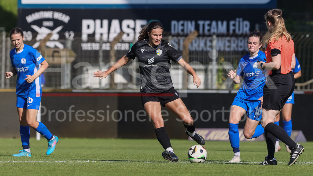Fussball, DFB-Pokal Frauen, SV Meppen - FC Carl Zeiss Jena | v.li.: Hannah Mesch (FC Carl Zeiss Jena, 11) am Ball, Einzelbild, Ganzkörper, Aktion, Action, Spielszene, DIE DFB-RICHTLINIEN UNTERSAGEN JEGLICHE NUTZUNG VON FOTOS ALS SEQUENZBILDER UND/ODER VIDEOÄHNLICHE FOTOSTRECKEN. DFB REGULATIONS PROHIBIT ANY USE OF PHOTOGRAPHS AS IMAGE SEQUENCES AND/OR QUASI-VIDEO.