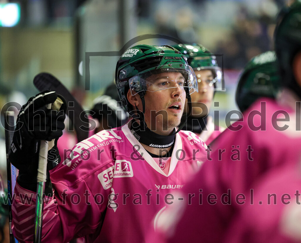2025-10-05_088_TSV_Erding_gegen_Heilbronner_Falken | Erding, Deutschland, 05.10.2025:Eishockey, Oberliga Süd 2025 / 2026, 6. Spieltag, TSV Erding gegen Heilbronner Falken, Endergebnis: 3:1Thomas Matheson (Erding Gladiators, #37)Foto: Christian Riedel / fotografie-riedel.net