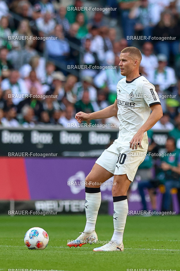 Borussia Mönchengladbach vs Hamburger SV - Bundesliga  | Mönchengladbach, Deutschland, 24.08.25:   Nico Elvedi (Borussia Mönchengladbach) in Aktion am Ball, Einzelaktion waehrend des Spiels der Bundesliga zwischen Borussia Mönchengladbach vs Hamburger SV im Stadion im Borussia Park(Foto von Brauer-Fotoagentur / Adrian Schlueter)