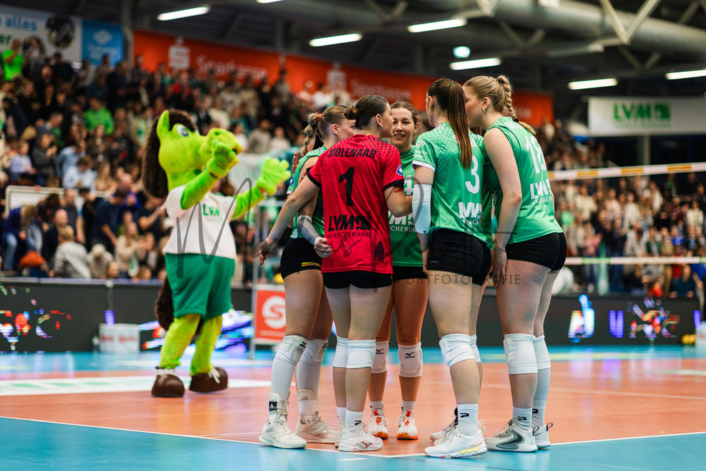 Volleyball, 1. Bundesliga Frauen, Hauptrunde, 8. Spieltag, Saison 2025/2026: USC Münster - Dresdner SC | 1. Bundesliga Frauen, Hauptrunde, 8. Spieltag, Saison 2025/2026, USC Münster empfängt Dresdner SC in der Sporthalle Berg Fidel in Münster. Foto: sportfotografie.ms | Markus Paletta - Realisiert mit Pictrs.com