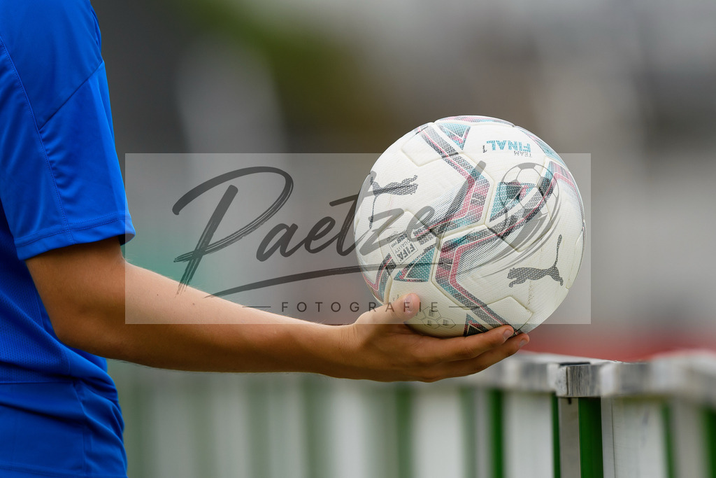 LLELEV20210807_020 | Fussball, Herren: . Spielball von Puma beim Spiel der 1. Runde im DFB-Pokal zwischen 1. FC Lokomotive Leipzig und Bayer 04 Leverkusen im Bruno-Plache-Stadion am 07.08.2021 in Leipzig, Deutschland.DFB / DFL REGULATIONS PROHIBIT ANY USE OF PHOTOGRAPHS AS IMAGE SEQUENCES AND/OR QUASI-VIDEO. - Realisiert mit Pictrs.com