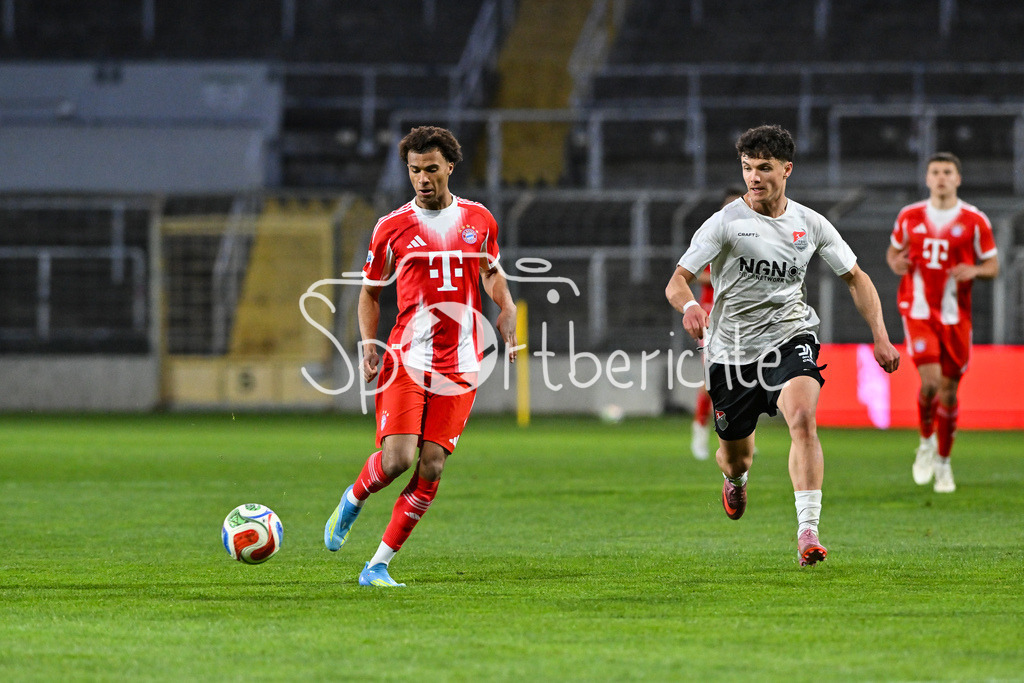 FC Bayern Amateure - TSV Aubstadt | MÜNCHEN, GERMANY - 24. APRIL: im Duell Aadiki CHEMWOR (FC Bayern München II 13) und ein Spieler der Gäste während dem Match zwischen den Amateuren des FC Bayern und dem TSV Aubstadt am 31. Spieltag der Regionalliga Bayern im Grünwalder Stadion