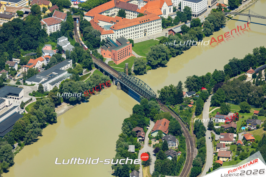 Das Luftbild der Stadt Passau wurde 2022 vom Flugzeug heraus erstellt (keine Drohnen-Aufnahmen) Aufnahmehöhe ca.450 Meter- hohe Bildauflösung und Druck-Qualität. Garantiert!
