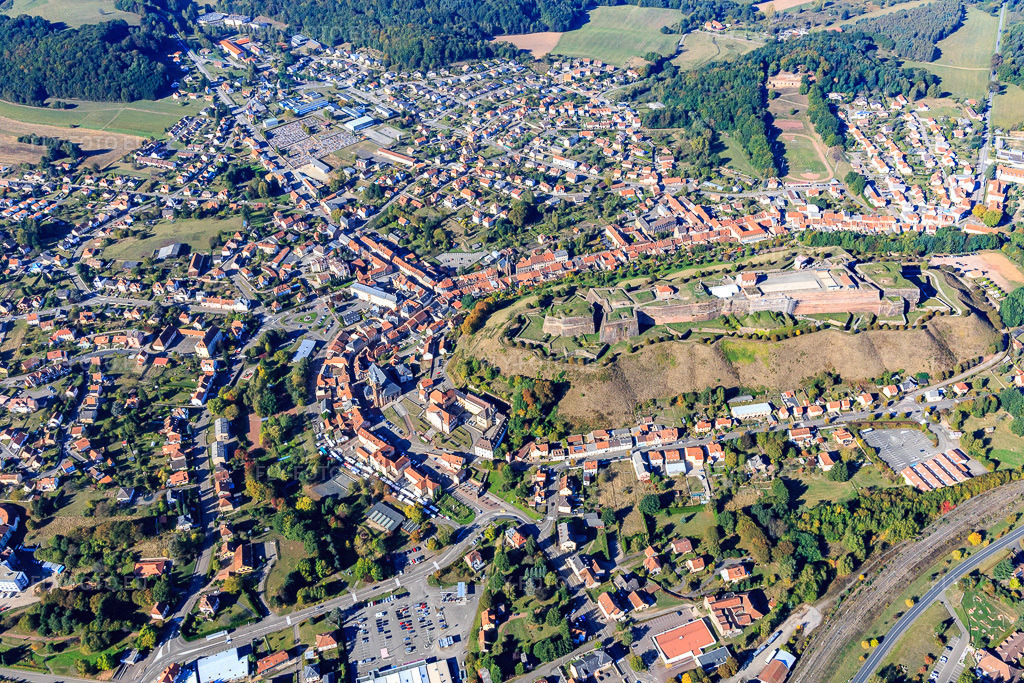 Vue aérienne: Vue d'ensemble de la ville et de sa citadelle depuis le sud-est à Bitsch dans le département Moselle, France – .Photo: IMG_095163.jpg prise le 16/10/2016 par Werner Riehm/FLY-FOTO.eu – Résolution de l'original: 5472 x 3648 px