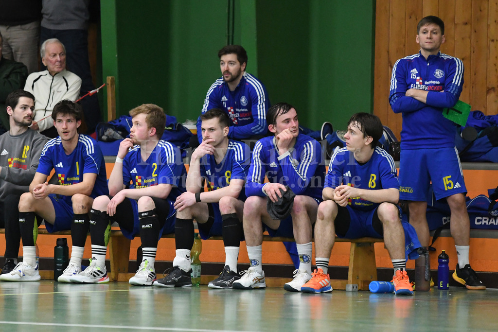 SSG Metten :  TG Landshut II  | traurige Gesichter auf der SSG Bank re. Florian Sedlmeier (SSG Metten Trainer) - Realisiert mit Pictrs.com