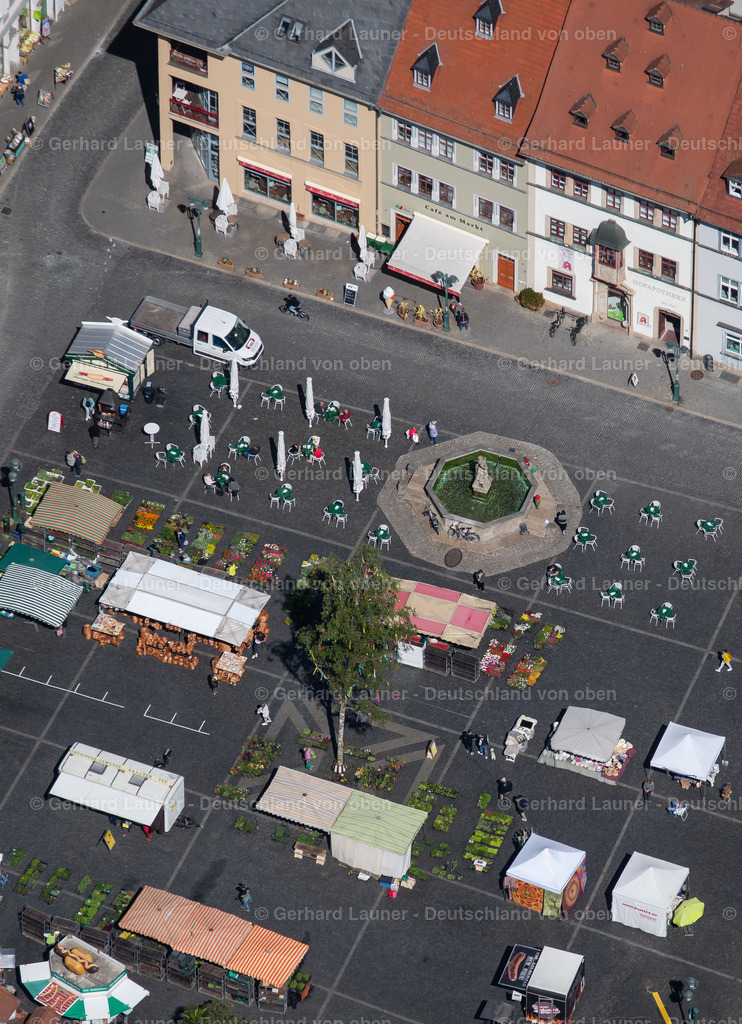 4026859 | Marktplatz mit Neptunbrunnen WEIMAR 07.05.2020 Verkaufs- und Imbissstände und Handelsbuden mit dem Weimarer Stadthaus und der " Tourist Information Weimar " am Markt in Weimar im Bundesland Thüringen, Deutschland. Weiterführende Informationen bei: weimar GmbH. // Sale and food stands and trade stalls in the market place with the Weimarer Stadthaus on Markt in Weimar in the state Thuringia, Germany. Further information at: weimar GmbH. Foto: Gerhard Launer