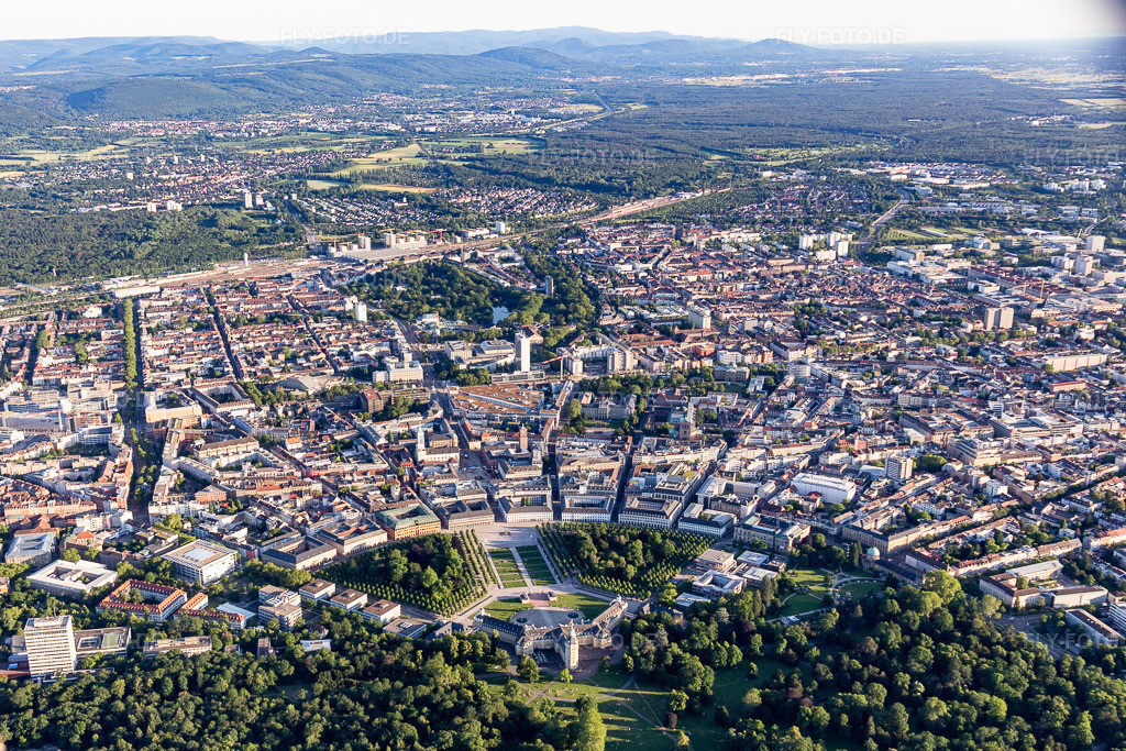 Luftbild: Stadtgebiet mit Außenbezirken und Innenstadtbereich im Ortsteil Innenstadt-Ost in Karlsruhe im Bundesland Baden-Württemberg in Deutschland. Foto: IMG_115167.jpg vom 13.06.2019 durch Werner Riehm/FLY-FOTO.de