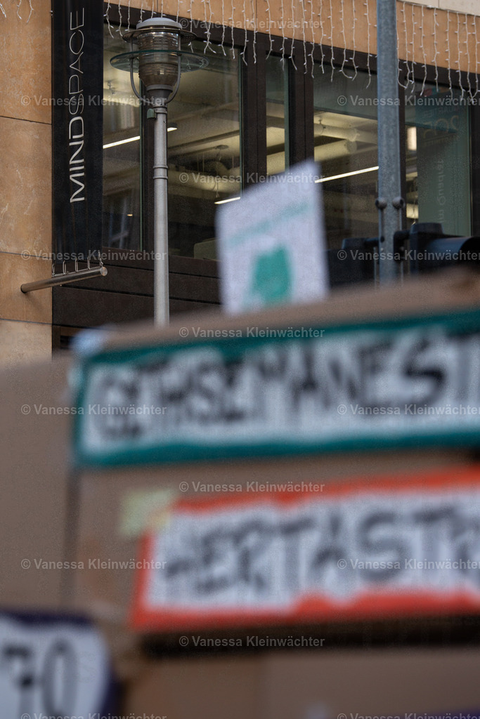 201120 StopHeimstaden MindSpace-6 | Mit Musik und einer "Wall of shame" aus Umzugskartons fordern Mieter*innen der von Heimstaden gekauften Häuser am 20.11.2020 vorm Büro des Schwedischen Immobilien-Investors die Ausübung des städtischen Vorkaufsrechts. - Realisiert mit Pictrs.com