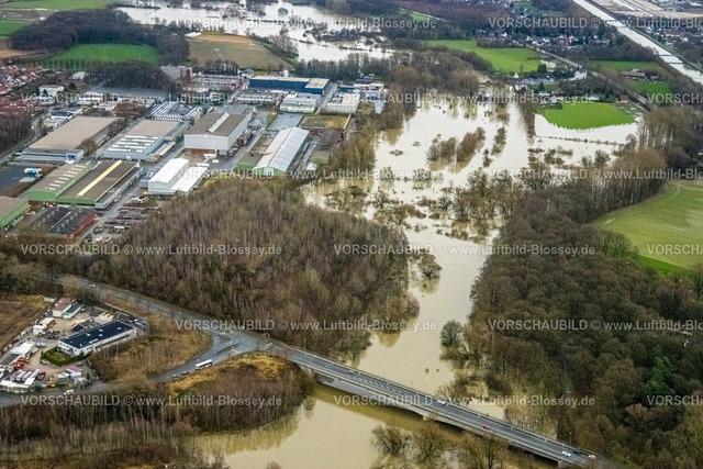 Luenen231204701Lippe | Luftbild vom Hochwasser der Lippe, Weihnachtshochwasser 2023, Fluss Lippe tritt nach starken Regenfällen über die Ufer, Überschwemmungsgebiet Naturschutzgebiet Lippeaue von Wethmar bis Lünen, In den Kämpen, Flussmäander, Bäume im Wasser, hinten Wehr Westfalia und Westfalia-Brücke, Beckinghausen, Lünen, Ruhrgebiet, Nordrhein-Westfalen, Deutschland