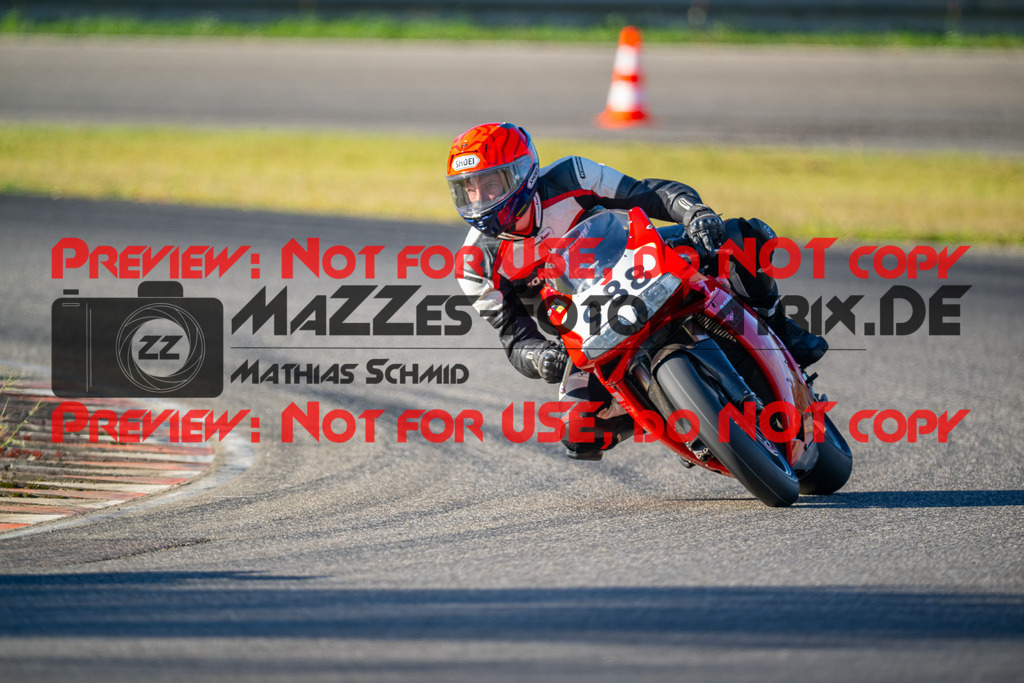 MaZZes-Fotomatrix-20260918-704748 | GELB