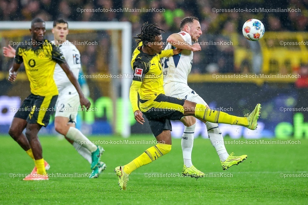BVB07122501081 | 07.12.2025, Fußball, Borussia Dortmund - TSG 1899 Hoffenheimt, 1. Fußball Bundesliga, 13. Spieltag, Signal Iduna Park, Saison 2025 2026: Carney Chukwuemeka (BVB #17)  im Zweikampf gegen  Vladimír Coufal&nbsp;(TSG Hoffenheim #34)  DFB regulations prohibit any use of photographs as image sequences and or quasi-video.