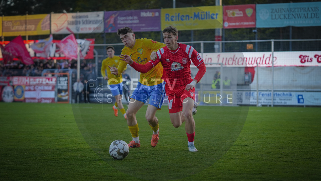 Fußball, Herren, Saison 2025/2026, Regionalliga Nordost, 22. Spieltag, FSV 63 Luckenwalde vs. Hallescher FC, Dienstag 07.04.2026, Werner-Seelenbinder-Stadion Luckenwalde, | Fußball, Herren, Saison 2025/2026, Regionalliga Nordost, 22. Spieltag, FSV 63 Luckenwalde vs. Hallescher FC, Dienstag 07.04.2026, Werner-Seelenbinder-Stadion Luckenwalde, Im Bild:´Tim Maciejewski (l. Luckenwalde) und Felix Langhammer (r. HFC) - Realisiert mit Pictrs.com