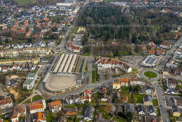 Werl240308405 | Luftbild, Kaufland Werl Supermarkt mit Parkdeck, Kreisverkehr und Wohngebiet am Wald mit Parkfriedhof, Werl, Nordrhein-Westfalen, Deutschland