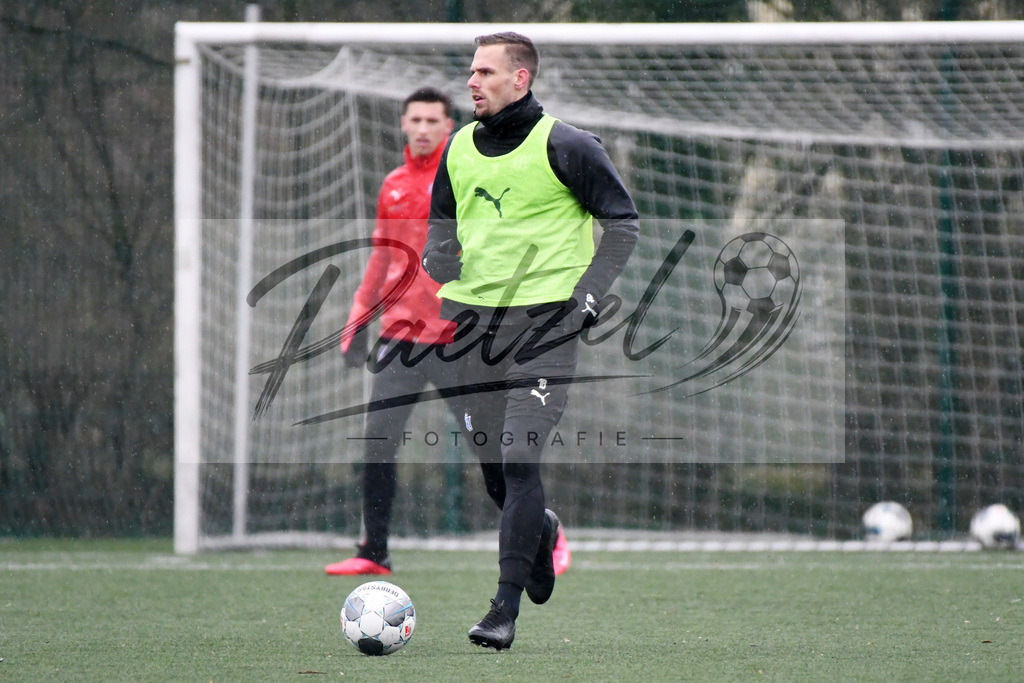 20200213_TRAOSN_0017 | Fussball, Herren: Maurice Trapp (VfL Osnabrueck) in Aktion, am Ball, Einzelaktion waehrend der Trainingseinheit des VfL Osnabrueck im Sportpark Illoshoehe am 13.02.2020 in Osnabrueck, Deutschland. - Realisiert mit Pictrs.com