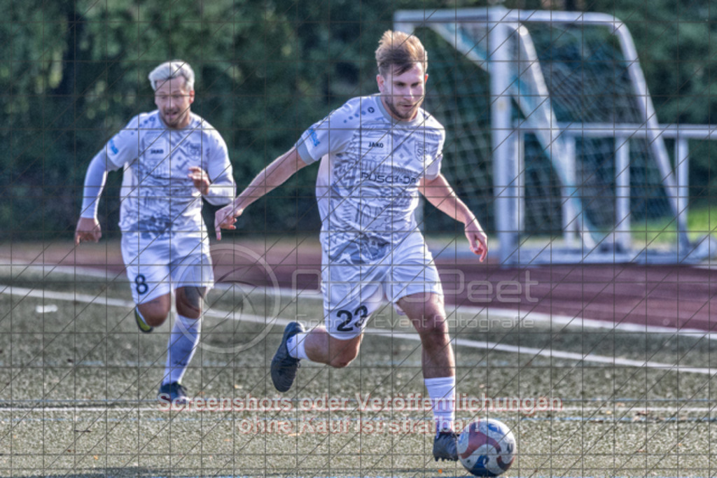 20250928_162335_0187-Bearbeitet | #,TSG Salach (weiß) vs. TSV Berkheim (blau), Fußball, Bezirksliga - Bezirk Neckar/Fils, 06. Spieltag, Saison 2025/2026, Kunstrasensportplatz, Staufenecker Straße, 73084 Salach, 28.09.2025 - 15:00 Uhr,Foto: PhotoPeet-Sportfotografie/Peter Harich
