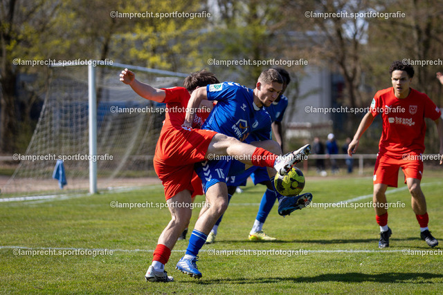 Fußball I Junioren I Saison 2025-2026 I DFB-Nachwuchsliga I 8. Spieltag I JFV Lübeck - 1. FC Magdeburg 37 | v.l. Yannic Tiessen (12, JFV Lübeck), Max Adrian (16, 1. FC Magdeburg) - Realisiert mit Pictrs.com