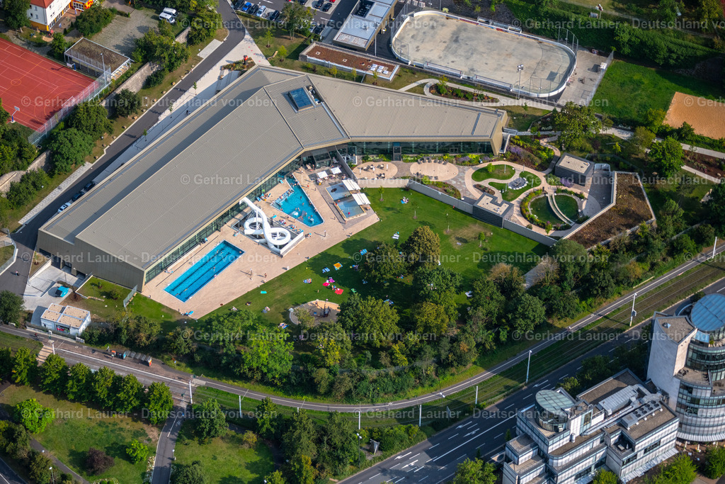 4047657 | WüRZBURG 21.08.2021 Therme und Schwimmbecken am Freibad Nigglweg der Freizeiteinrichtung Nautilandbad im Ortsteil Zellerau in Würzburg im Bundesland Bayern, Deutschland. Weiterführende Informationen bei: Fritz Planung GmbH,  Grosser-Seeger &amp; Partner,  Würzburger Versorgungs- und Verkehrs-GmbH,  bauatelier_f fritz planung gmbh. // Spa and swimming pool at the swimming pool of Recreation Nautilandbad in the district Zellerau in Wuerzburg in the state Bavaria, Germany. Further information at: Fritz Planung GmbH,  Grosser-Seeger &amp; Partner,  Wuerzburger Versorgungs- und Verkehrs-GmbH,  bauatelier_f fritz planung gmbh. Foto: Gerhard Launer