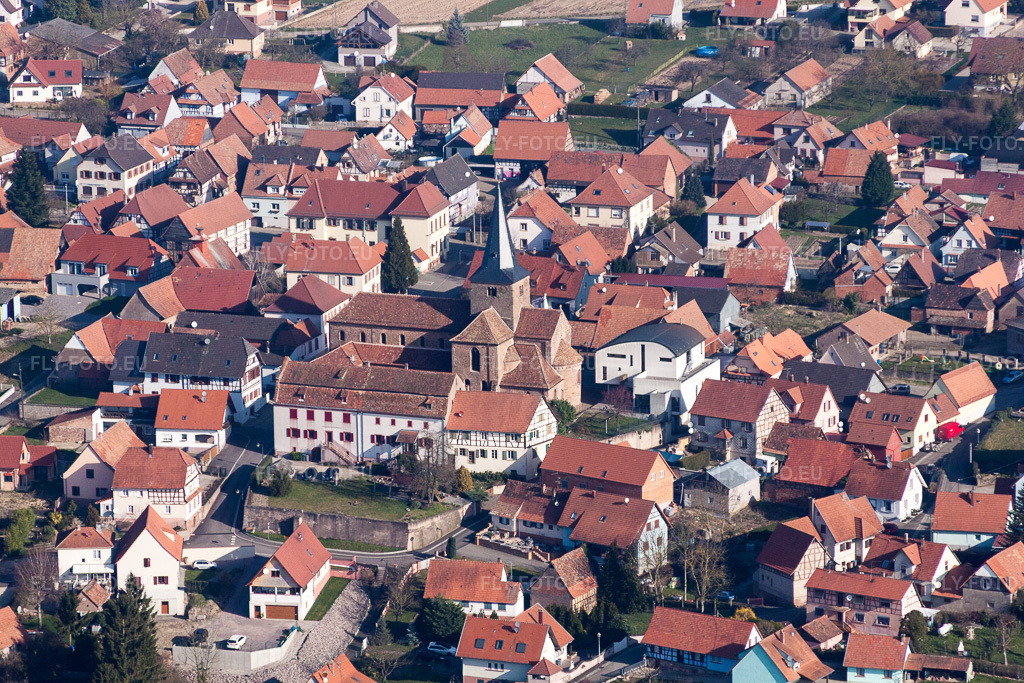 Vue aérienne: Église presbytérienne catholique dans le centre historique de la ville à Surbourg dans le département Bas Rhin, France. Photo: IMG_62762.jpg prise le 09/03/2014 par Werner Riehm/FLY-FOTO.eu – Résolution de l'original: 4752 x 3168 px