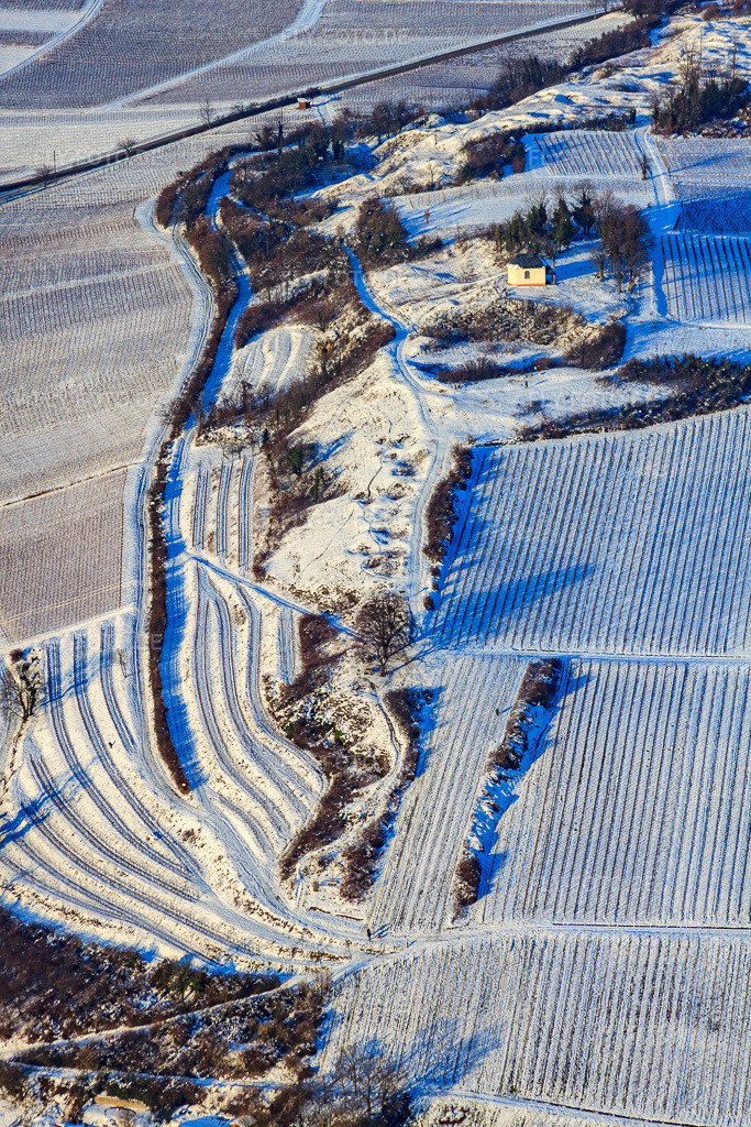 Luftbild: kleine Kalmit im Winter bei Schnee in Ilbesheim bei Landau im Bundesland Rheinland-Pfalz in Deutschland. Foto: IMG_36348.jpg vom 03.01.2011 durch Werner Riehm/FLY-FOTO.de