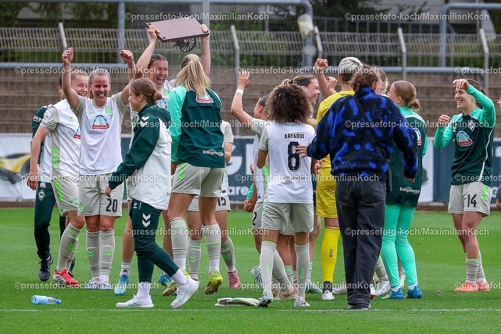 xsscx17052601049 | 17.05.2026, xsscx, Frauen Fussball, Bayer 04 Leverkusen - Werder Bremen, 1. Fussball Bundesliga, 26. Spieltag, Ulrich-Haberland-Stadion, Saison 2025 2026: Die Mannschaft von Werder Bremen feiert ihren Sieg zum 1:3 gegen Bayer Leverkusen mit Lena Petermann (Werder Bremen #20),  Larissa Mühlhaus (Werder Bremen #7), Vanessa Fischer (Werder Bremen #1), Amira Arfaoui (Werder Bremen #8), Michaela Brandenburg (Werder Bremen #14) DFB regulations prohibit any use of photographs as image sequences and or quasi-video. Photo: xSandraxScherningxPressefotoKochx